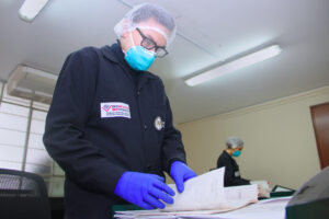 Personal del proyecto contando la cantidad de Actas para digitar.