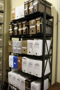 Documentos avulsos acondicionados em caixas poliondas antes do tratamento de preservação
