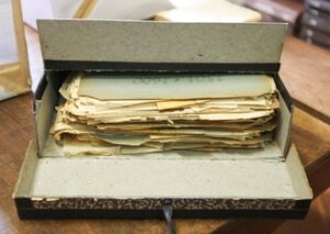 Documentos avulsos acondicionados antes do tratamento de preservação