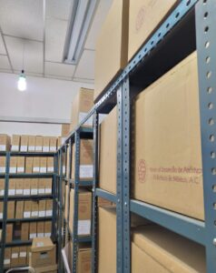 Estantería y cajas donde se encuentran las sesiones de cabildo